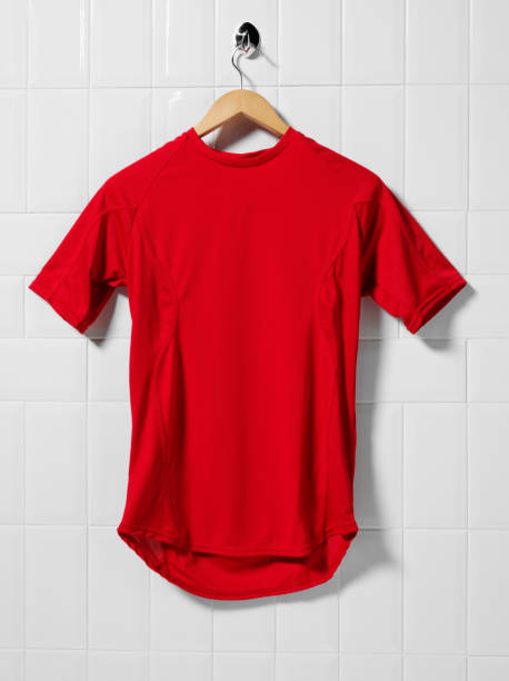 rojo camisa de fútbol americano - soccer uniform hanger t shirt hanging fotografías e imágenes de stock