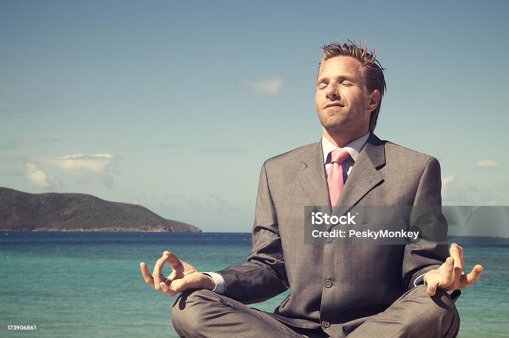 Empresário a Yoga by the Sea - Foto de stock de Adulto royalty-free