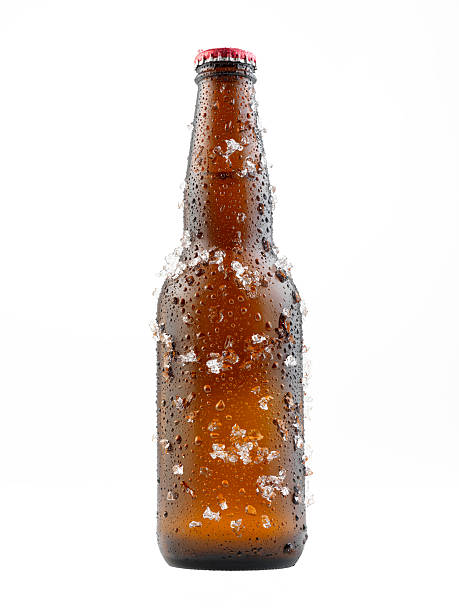 bottiglia di birra in ghiaccio coperto - water glass isolated condensation foto e immagini stock