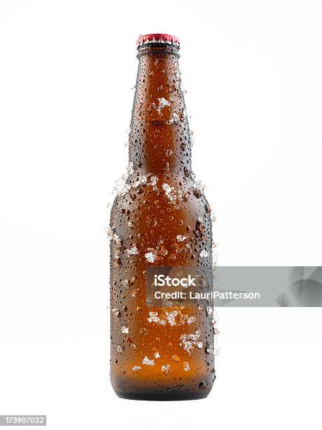 Garrafa De Cerveja No Gelo Abrangidos - Fotografias de stock e mais imagens de Garrafa - Garrafa, Gelo, Frio