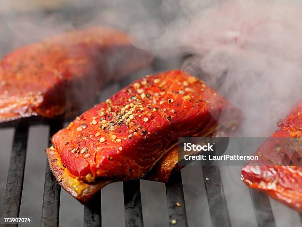 Palenie Pacific Coast Dzikiego Łososia Na Grilla Grill - zdjęcia stockowe i więcej obrazów Barbecue