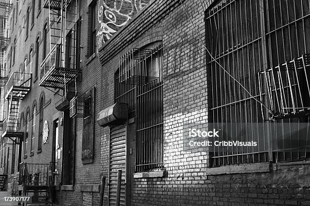 Brooklyn Backstreet Escaleras De Incendios Foto de stock y más banco de imágenes de Brooklyn - Nueva York - Brooklyn - Nueva York, Reja de seguridad, Aire libre
