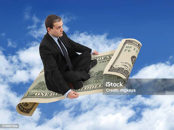 Foto de Empresário Sobre O Flying Dólar e mais fotos de stock de Tapete Voador - Tapete Voador, Voar, Nota de dólar americano