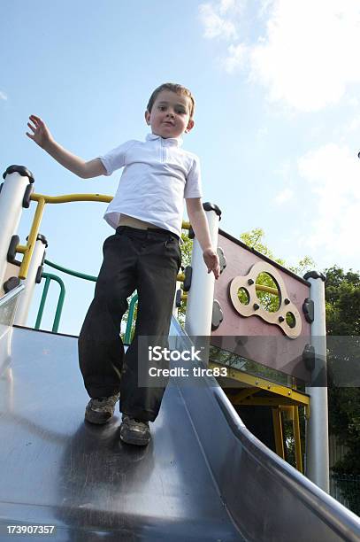 Foto de Menino Descer Playground Slide e mais fotos de stock de 4-5 Anos - 4-5 Anos, Brincalhão, Brincar