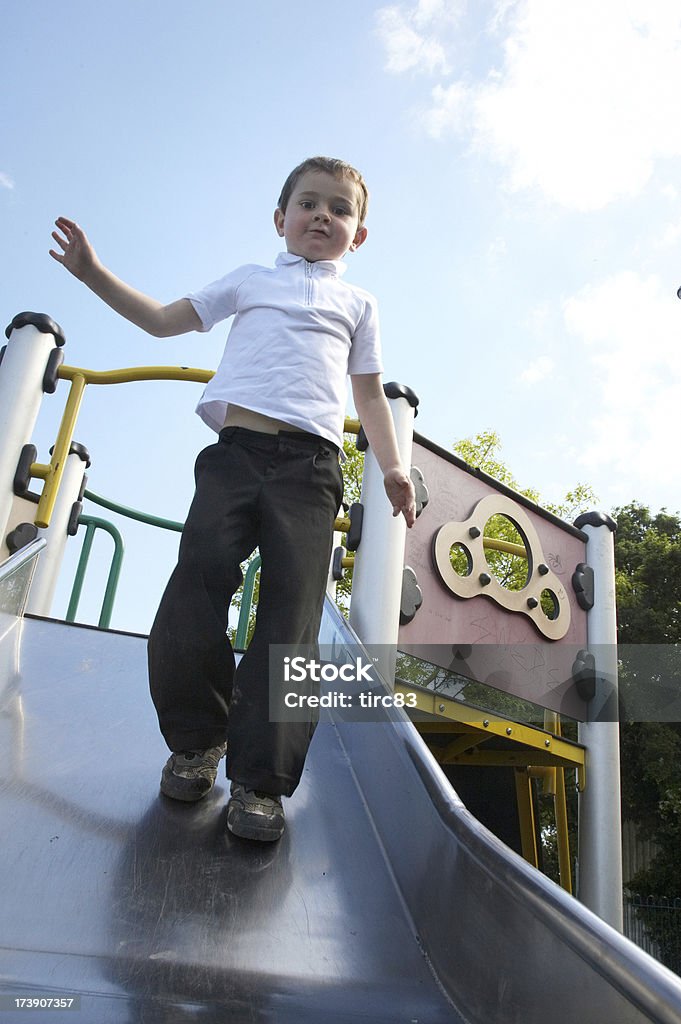 Мальчик Двигаясь вниз playground slide - Стоковые фот�о 4-5 лет роялти-фри