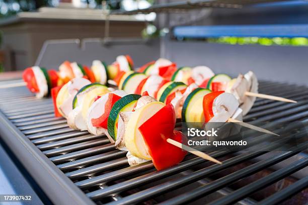 Grelhador Bbq Com Grande Plano De Orgânicos Vegetais Copyspace Pinos - Fotografias de stock e mais imagens de Aberto