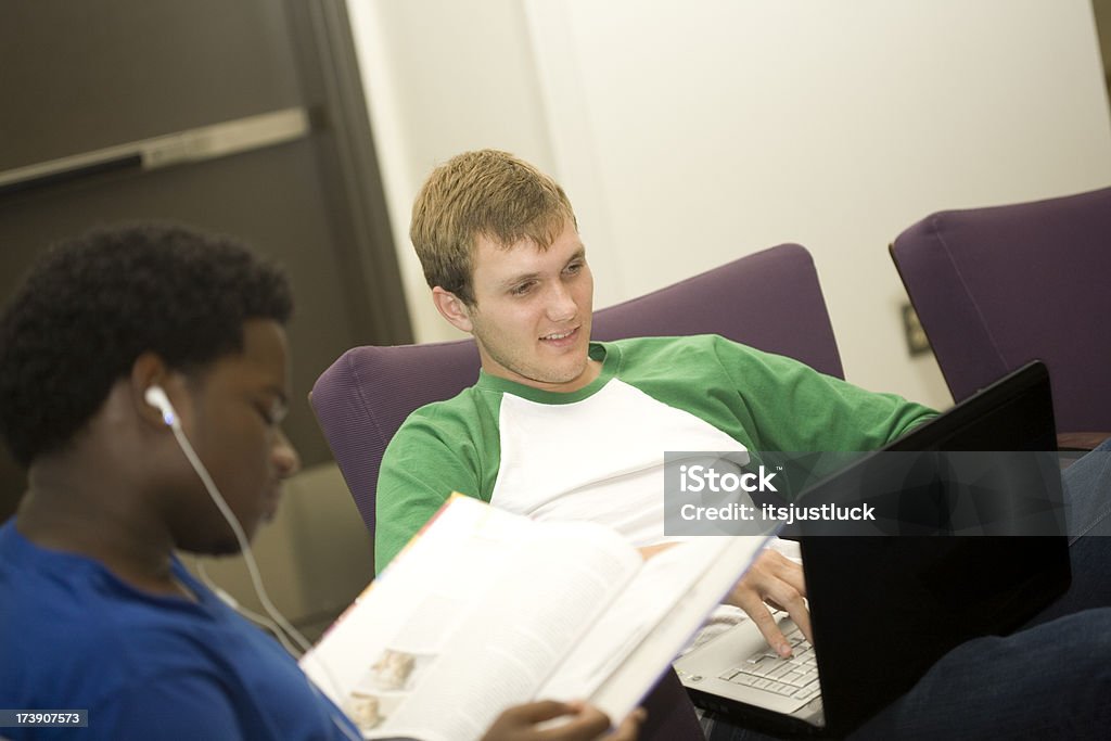 Estudantes felizes estudo - Foto de stock de 18-19 Anos royalty-free