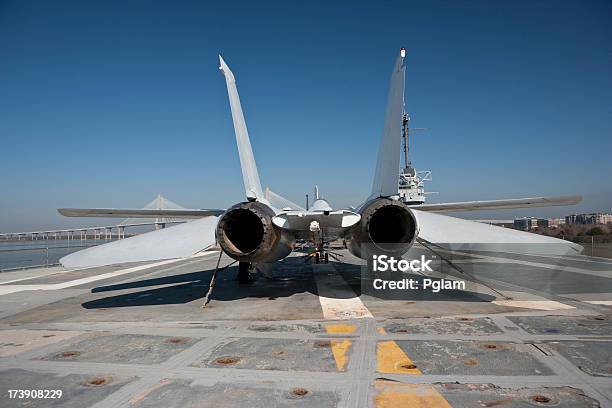 Caccia Jet Su Un Aereo Corriere - Fotografie stock e altre immagini di Marina Militare Americana - Marina Militare Americana, Mezzo di trasporto aereo, Ponte di una nave