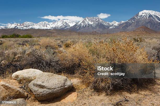 Deserto E Montagne Innevate In Background - Fotografie stock e altre immagini di Ambientazione esterna - Ambientazione esterna, Appalachia, California