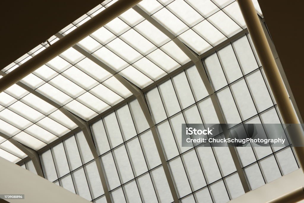 Claraboia janela no teto de arquitetura telhado - Foto de stock de Casa royalty-free