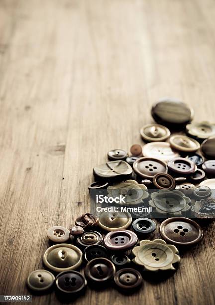 Photo libre de droit de Boutons Marron banque d'images et plus d'images libres de droit de Bouton - Mercerie - Bouton - Mercerie, En bois, Grand groupe d'objets