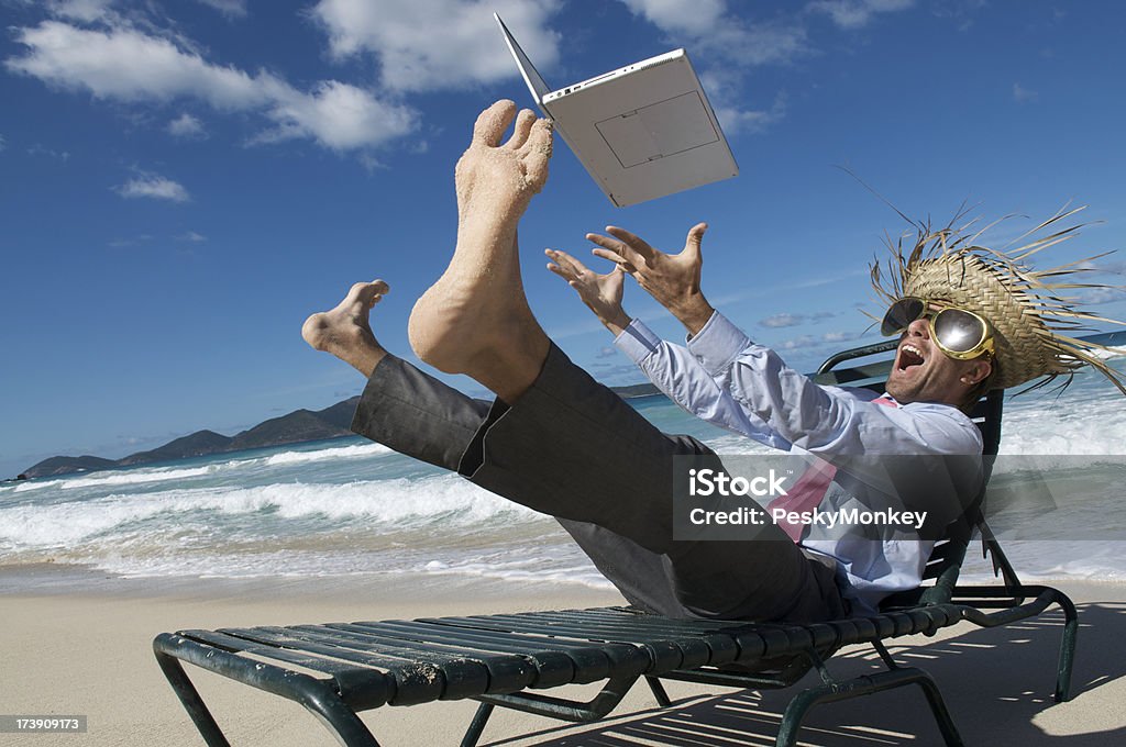 Homme d'affaires fou touristiques jetés de son ordinateur portable sur la plage tropicale - Photo de Plage libre de droits