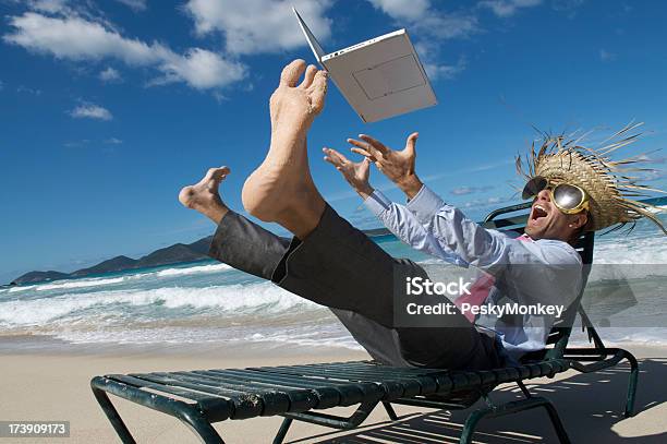 Crazy 観光ビジネスマンブランケットたトロピカルビーチのラップトップ - 浜辺のストックフォトや画像を多数ご用意 - 浜辺, ノートパソコン, 奇妙
