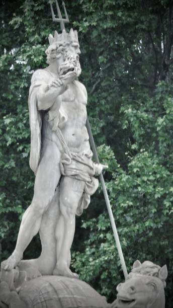 der neptunbrunnen ist ein neoklassizistischer brunnen aus weißem marmor, der den römischen gott mit einem dreizack auf einer von pferden gezogenen muschelkutsche darstellt. - madrid neptune fountain spain stock-fotos und bilder