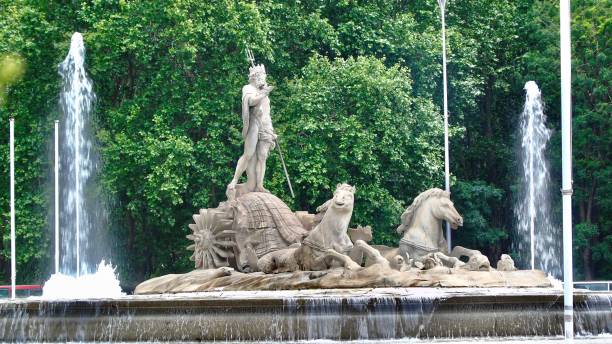 la fontana neoclassica del nettuno (juan pascual de mena ~ 1786) si trova nella plaza de cánovas del castillo a madrid. - madrid neptune fountain spain foto e immagini stock