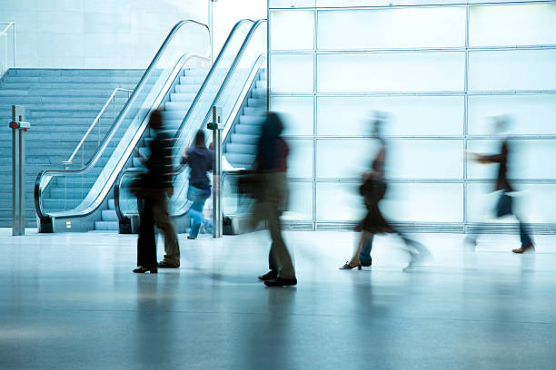 gente cammina nel corridoio - people traveling abstract glass men foto e immagini stock