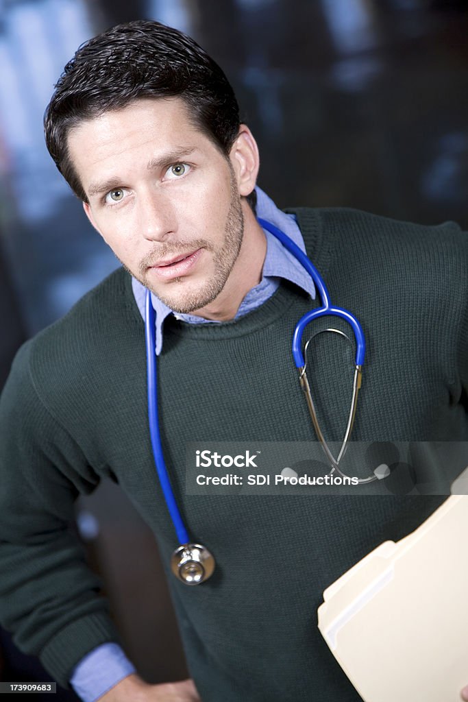 Jeune médecin avec Stéthoscope de fichiers - Photo de Accident et désastre libre de droits