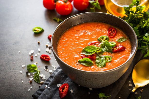 zuppa di pomodoro al tavolo nero. - gazpacho salsa vegan food freshness foto e immagini stock