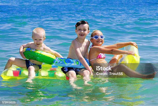 Niños Jugando En El Mar Foto de stock y más banco de imágenes de Actividad - Actividad, Actividades recreativas, Agua