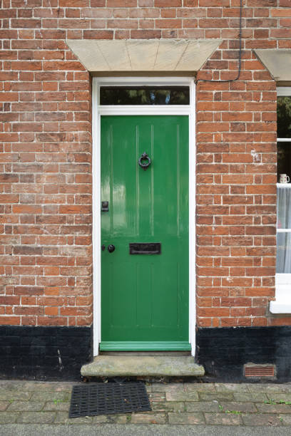 porte en bois vert nouvellement peinte sur une maison mitoyenne au royaume-uni. - doorstep door knocker door england photos et images de collection