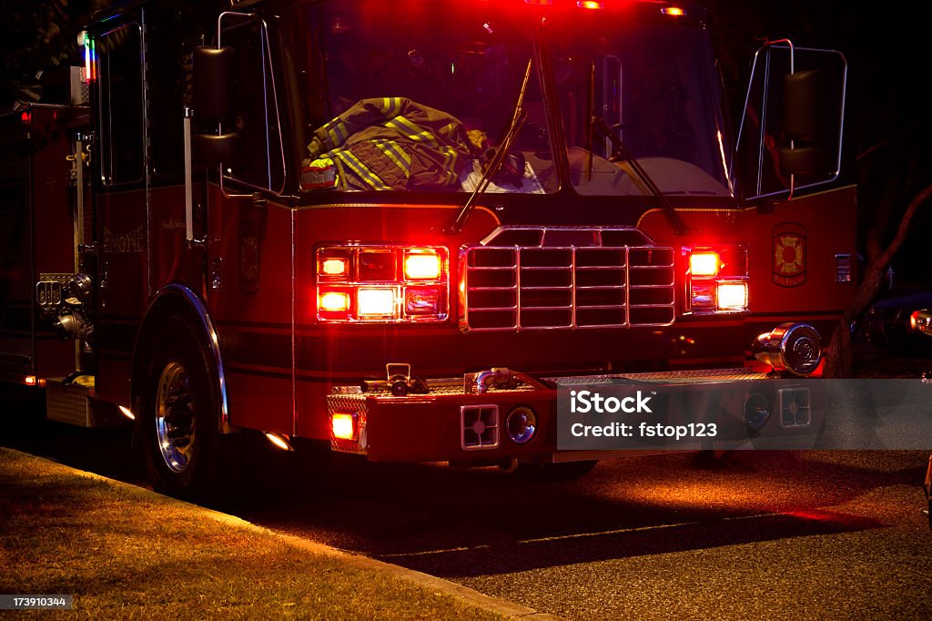 Firetruck w akcji w nocy - Zbiór zdjęć royalty-free (Bezpieczeństwo)