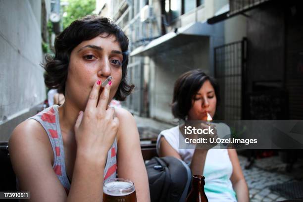な若い喫煙 - 20代のストックフォトや画像を多数ご用意 - 20代, 2人, アルコール飲料
