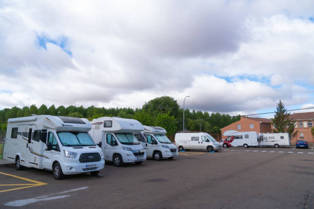 aguilar de campoo autocaravanas y furgonetas camper gratis en área de autocaravanas, alencia provincia de castilla y león, españa - palencia province fotografías e imágenes de stock