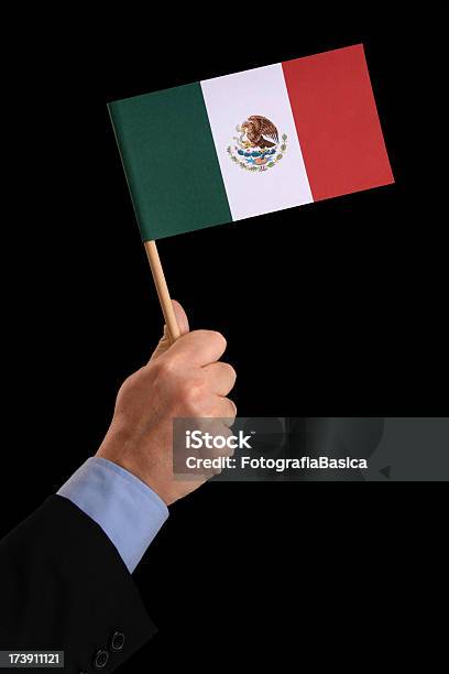 Держит Мексиканский Флаг — стоковые фотографии и другие картинки Белый - Белый, Бумага, Вертикальный