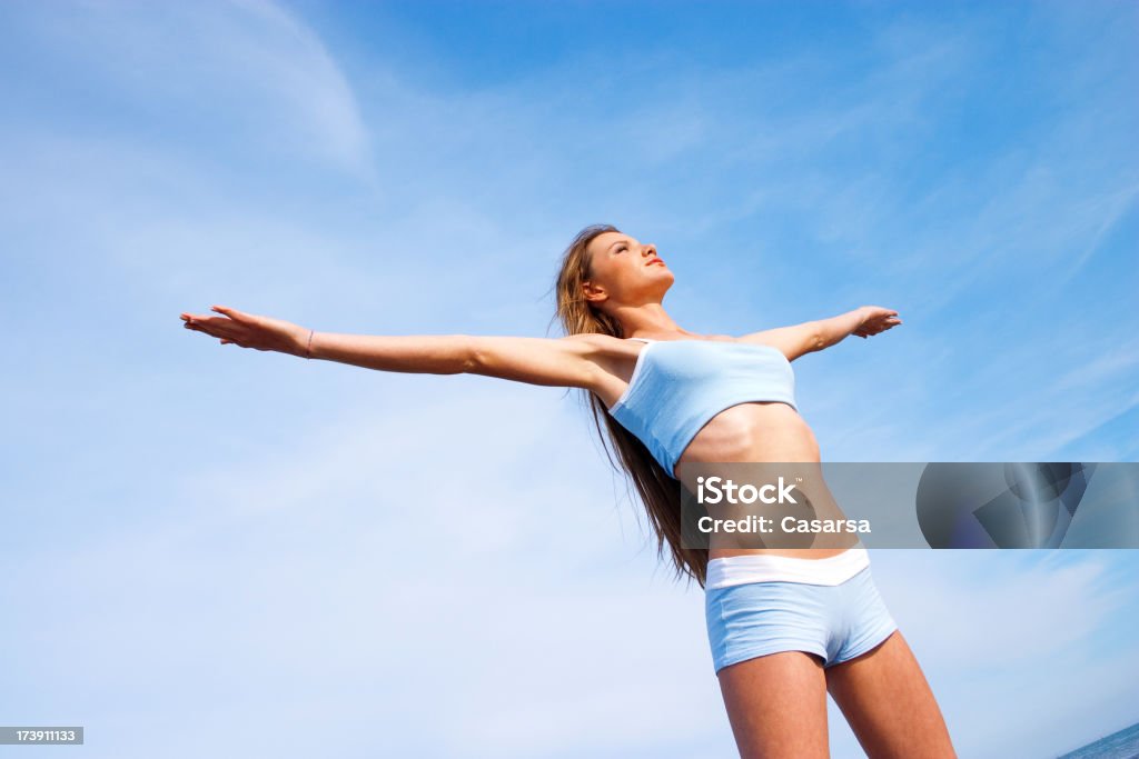 Mujer ejercicio en la playa - Foto de stock de Actividades recreativas libre de derechos