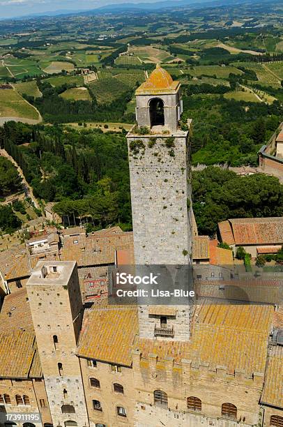 Foto de Torre Antiga De San Gimignano Toscana e mais fotos de stock de Ajardinado - Ajardinado, Aldeia, Alto - Descrição Geral