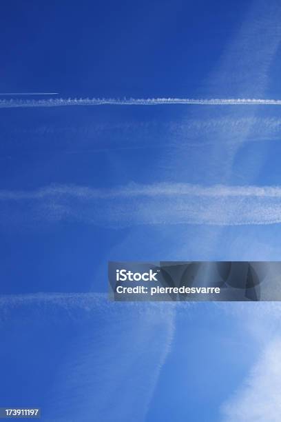 푸른 하늘 버즘 스트라이프 공기 오염에 대한 스톡 사진 및 기타 이미지 - 공기 오염, 공중, 교통수단