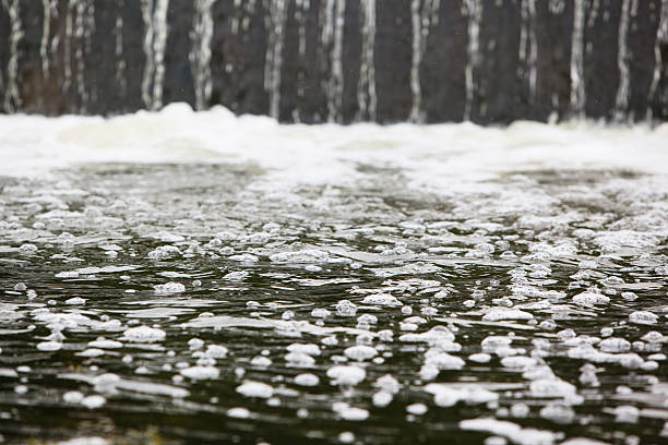 inquinamento dell'acqua: rifiuti tossici - weir foto e immagini stock