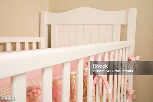 ホライズンビューの赤ちゃん用のベビーベッド - ちょう結びのストックフォトや画像を多数ご用意 - ちょう結び, まぶしい, アウトフォーカス