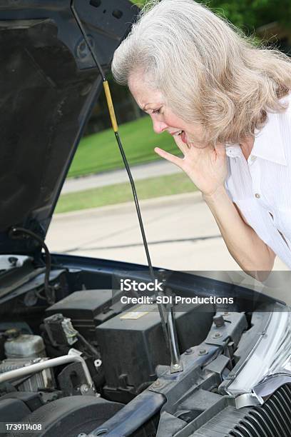 Mulher Adulta Acontecer Sobre O Seu Carro Breaking Down - Fotografias de stock e mais imagens de 50 Anos