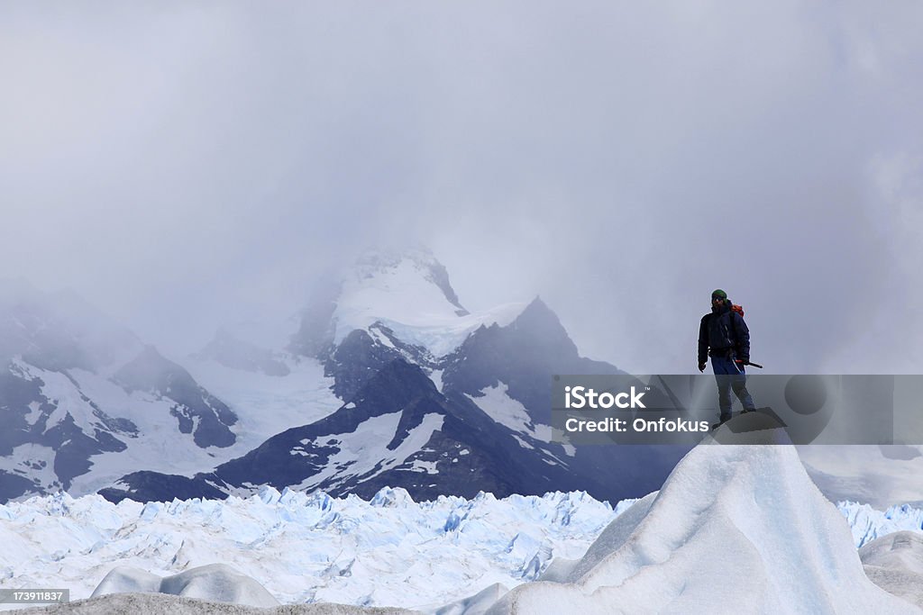 Homem de caminhada o Perito Glaciar Moreno, Argentina - Royalty-free Escalar no Gelo Foto de stock