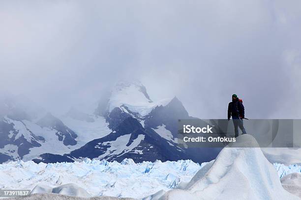 Homem De Caminhada O Perito Glaciar Moreno Argentina - Fotografias de stock e mais imagens de Escalar no Gelo