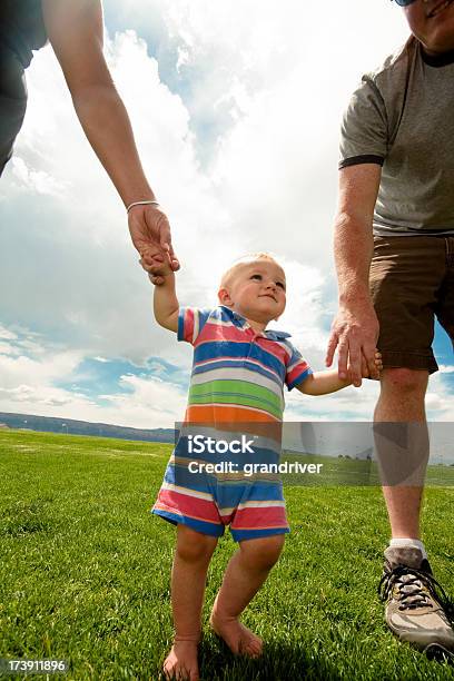 Bambini E Genitori A Piedi - Fotografie stock e altre immagini di Accudire - Accudire, Adulto, Affettuoso