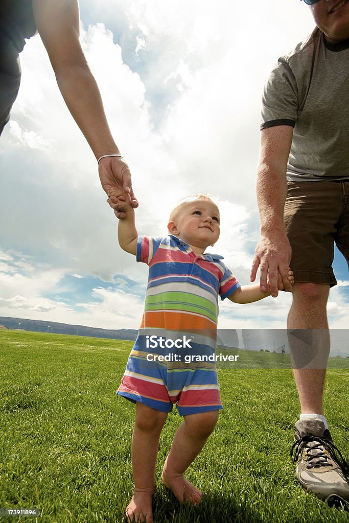 Малыш и родителей ходьба - Стоковые фото Безопасность роялти-фри