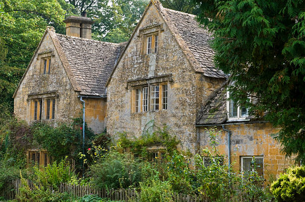 istock English Cotswold Cottage 173912044