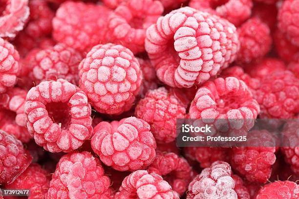 Foto de Framboesas Congeladas Closeup e mais fotos de stock de Congelado - Congelado, Framboesa, Fruta