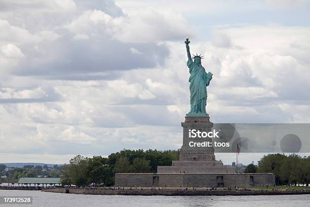Photo libre de droit de Statue De La Liberté Xxxl banque d'images et plus d'images libres de droit de Adulte - Adulte, Amérique du Nord, Arbre