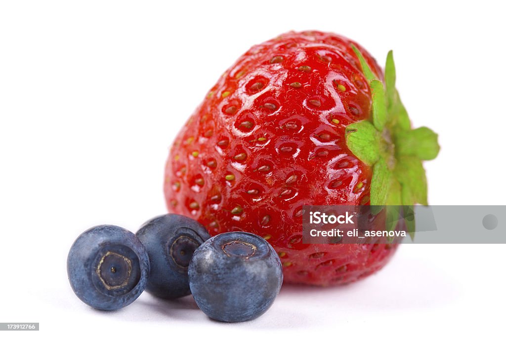 Fresas y arándano. - Foto de stock de Alimento libre de derechos