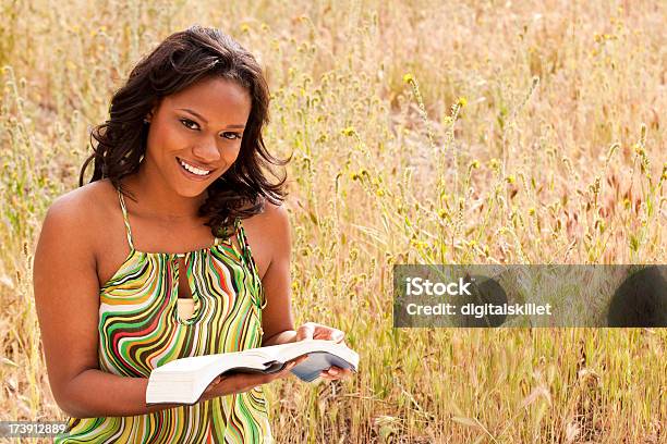 Foto de Mulher Lendo e mais fotos de stock de Cristianismo - Cristianismo, Aluno de Universidade, Autoconfiança