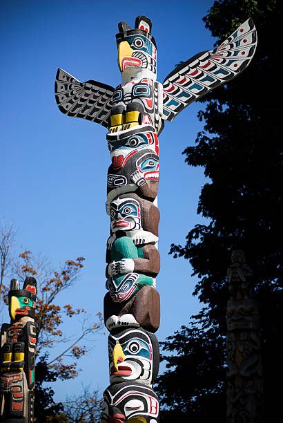 totem polos en vancouver, columbia británica, canadá. - north american tribal culture fotografías e imágenes de stock