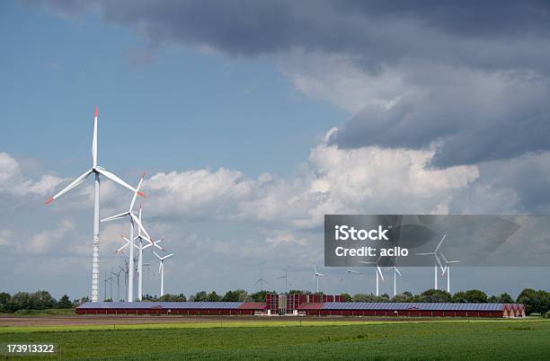 風力タービンの後ろにはモダンなファームソーラーパネル - 太陽光発電所のストックフォトや画像を多数ご用意 - 太陽光発電所, ソーラーパネル, ドイツ