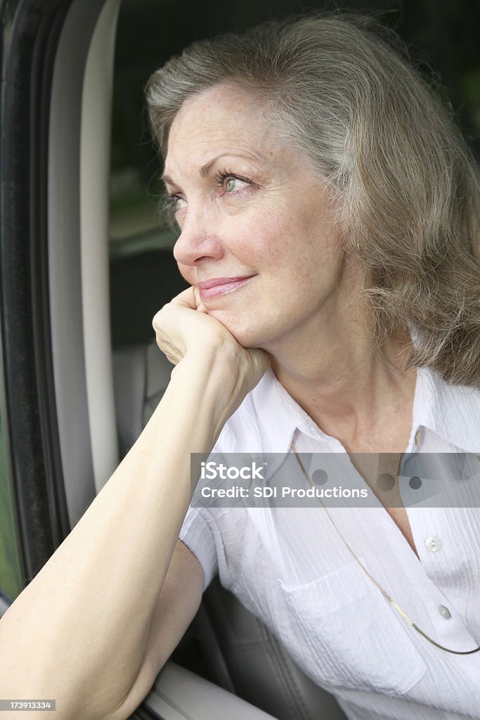 Denken Senior Erwachsene Frau Nachschlagen von in ihr Auto - Lizenzfrei 60-69 Jahre Stock-Foto