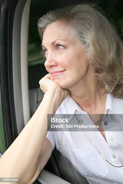 Denken Senior Erwachsene Frau Nachschlagen Von In Ihr Auto Stockfoto und mehr Bilder von 60-69 Jahre