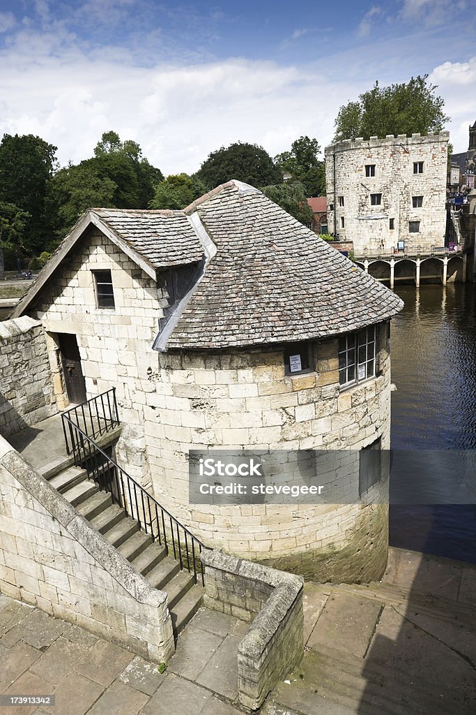 Towers y al río en York - Foto de stock de Torre - Estructura de edificio libre de derechos