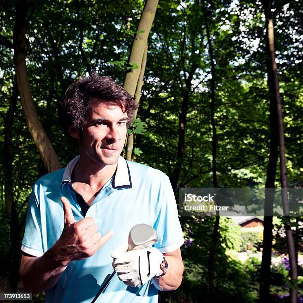 Joven Jugando Al Golf Foto de stock y más banco de imágenes de 30-39 años - 30-39 años, Adulto, Adulto joven