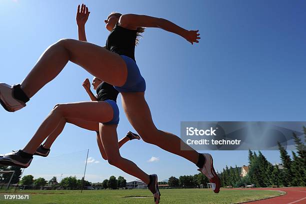 Weibliche Athleten Sprint Stockfoto und mehr Bilder von Aktiver Lebensstil - Aktiver Lebensstil, Aktivitäten und Sport, Anstrengung